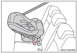 Een baby- of kinderzitje plaatsen met behulp van een veiligheidsgordel