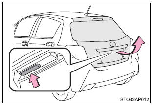 Openen van de achterklep vanaf de buitenzijde van de auto