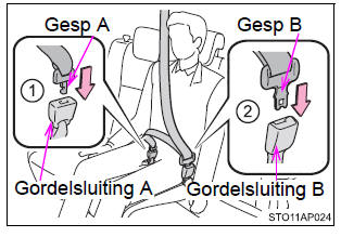 De middelste veiligheidsgordel achter vastmaken